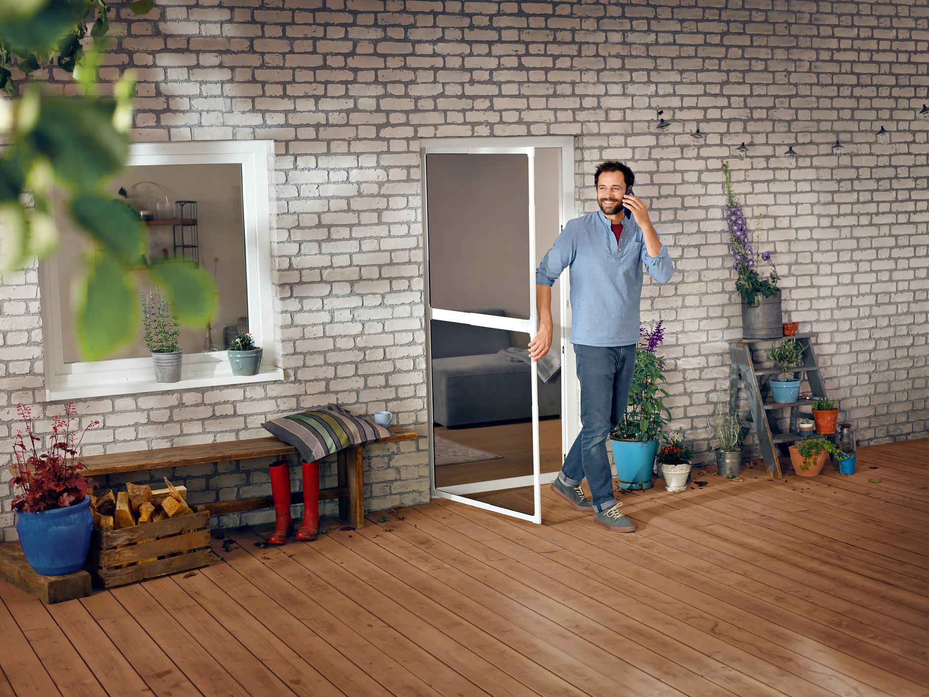 tesa_insect-fold-alu-door-frame-telescope_mood